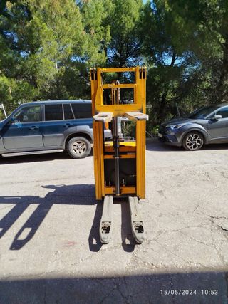 Apilador Jungheinrich 4800mm elevacion de patas