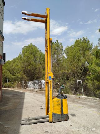 Apilador Jungheinrich 4800mm elevacion de patas