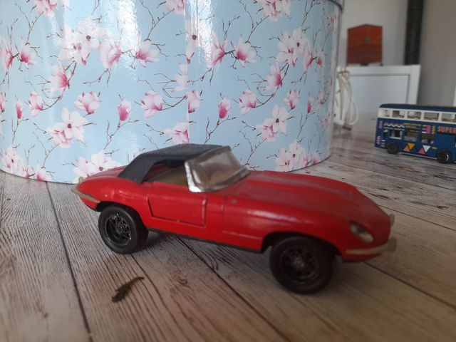 Coche jaguar miniatura antiguo