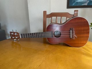Ukelele Kala con funda acolchada y cejilla/capo