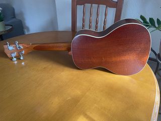 Ukelele Kala con funda acolchada y cejilla/capo