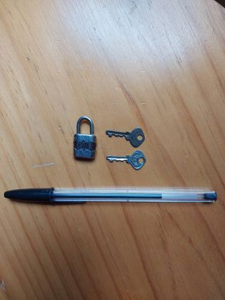 Antiguo candado pequeño miniatura RGM. 2´8 cm