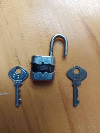 Antiguo candado pequeño miniatura RGM. 2´8 cm