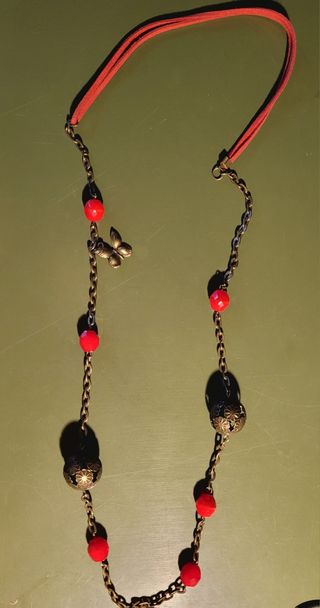 Collar rojo y bronce