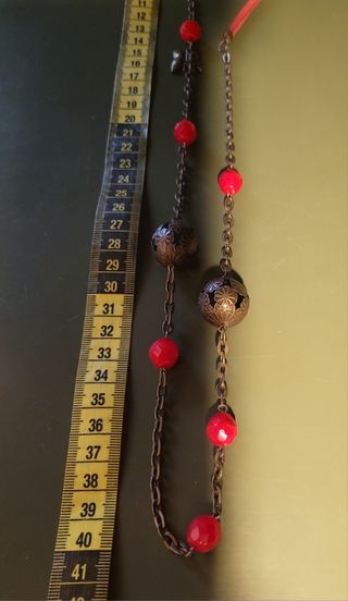 Collar rojo y bronce