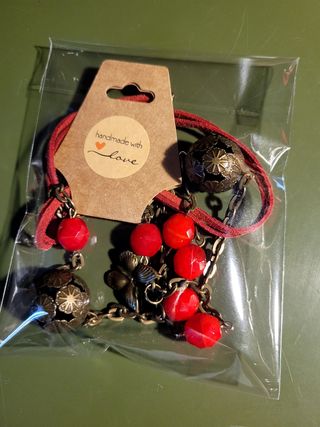 Collar rojo y bronce