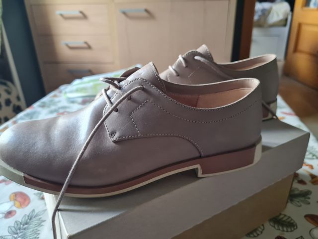 Zapatos de cordones beige