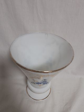Antiguo florero opalina pintada, alto 22