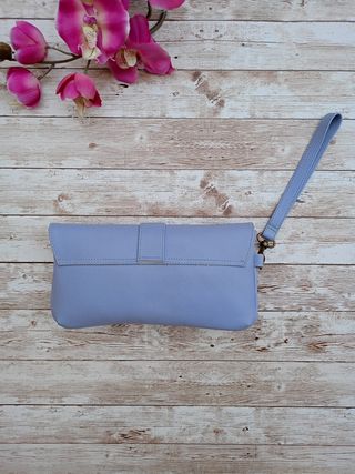 Cartera de mano azul claro.