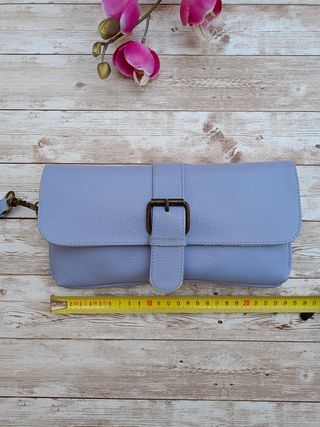 Cartera de mano azul claro.