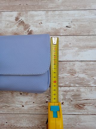 Cartera de mano azul claro.