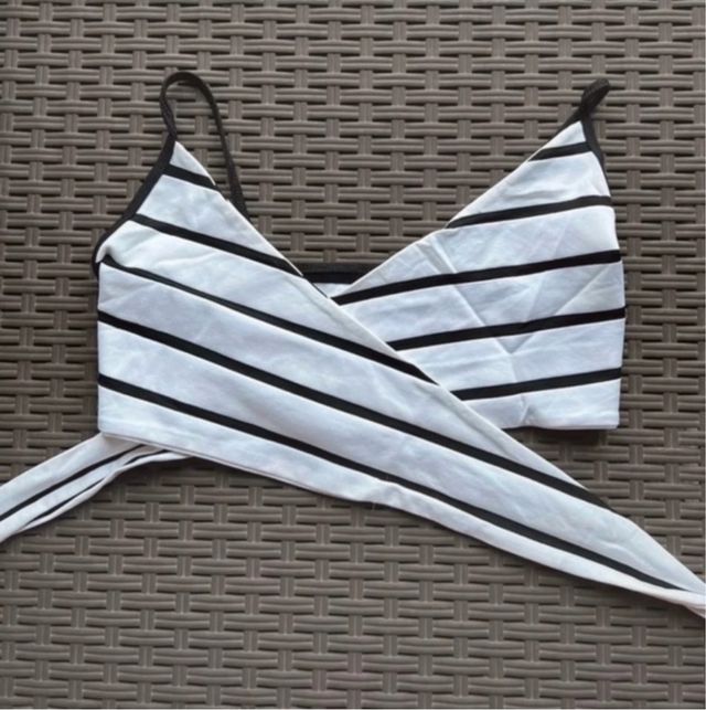Top corto bianco a righe nere