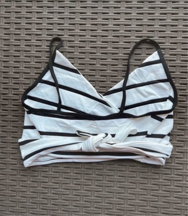 Top corto bianco a righe nere