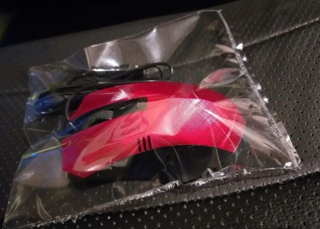 Ratón nuevo rojo
