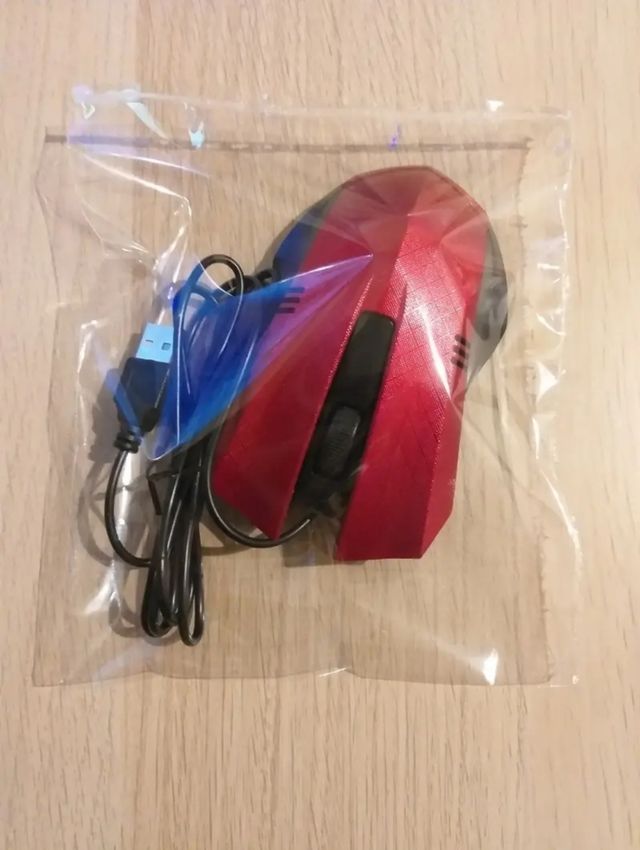Ratón nuevo rojo