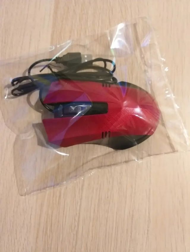 Ratón nuevo rojo