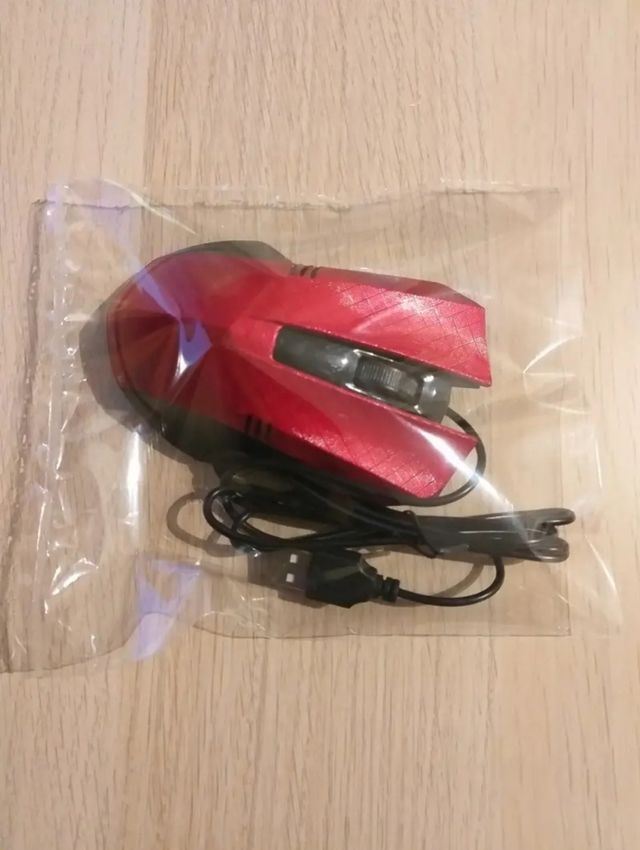 Ratón nuevo rojo