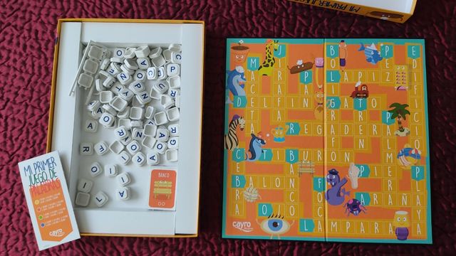 Juego mesa marca Cayro.