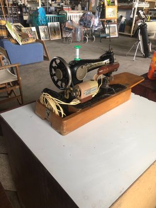 Maquina de coser electrica marca SINGER