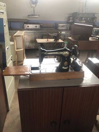 Maquina de coser electrica marca SINGER