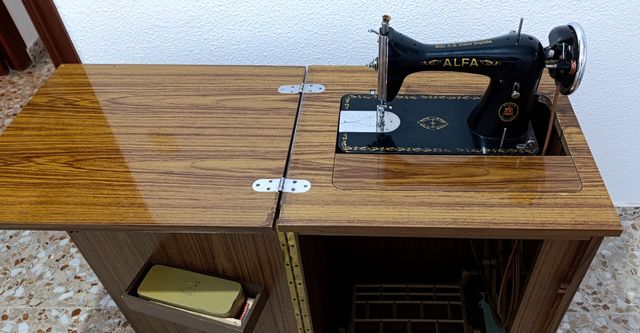 Máquina de coser Alfa modelo A