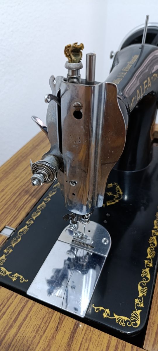 Máquina de coser Alfa modelo A