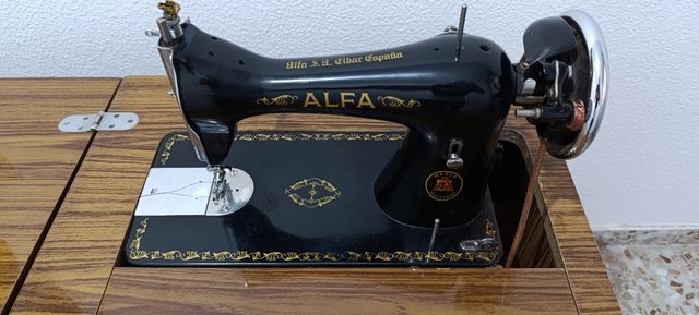 Máquina de coser Alfa modelo A