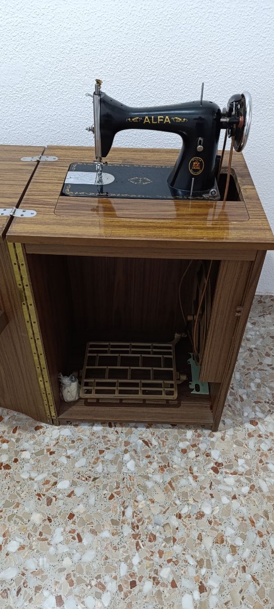 Máquina de coser Alfa modelo A