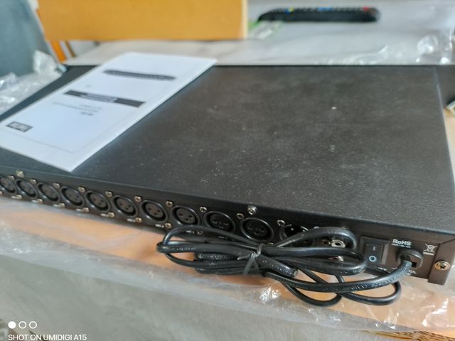 MEZCLADOR/PREAMPLICADOR PROFESIONAL