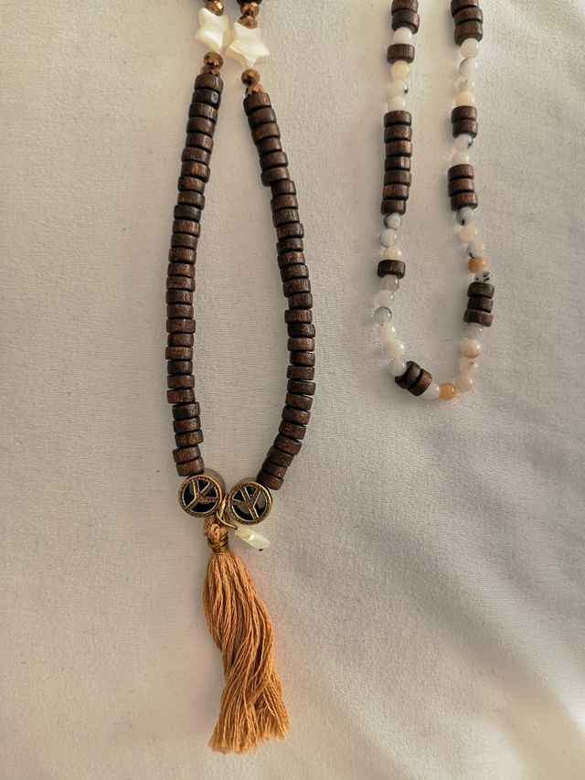 Collar de piedras y madera