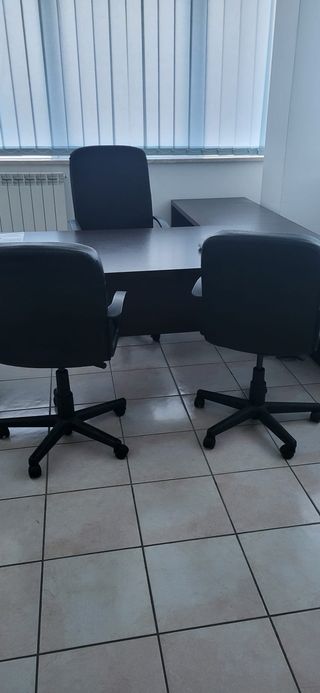 Scrivania ad angolo piu 3 sedie con rotelle