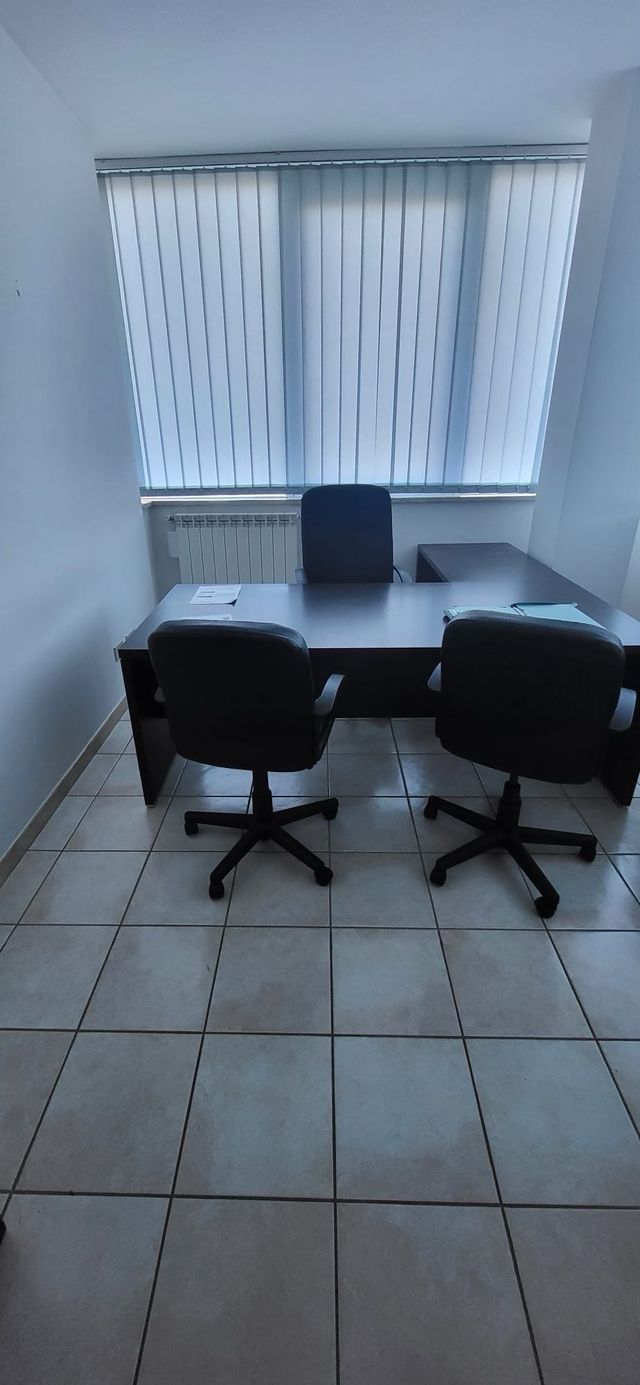 Scrivania ad angolo piu 3 sedie con rotelle