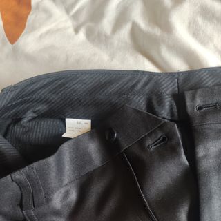 Traje negro brillo hombre alto