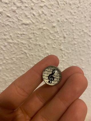 Pin broche forma clave de sol, piano y partitura