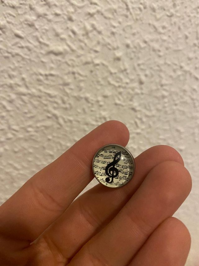 Pin broche forma clave de sol, piano y partitura