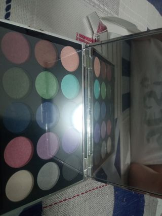 Estuche 15 sombras de ojos .NUEVA