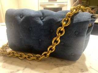 Bolso vaquero con cadena de Zara