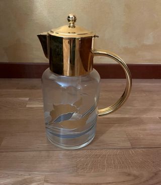 Caraffa con dettagli dorati