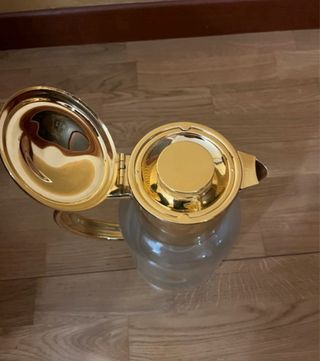 Caraffa con dettagli dorati