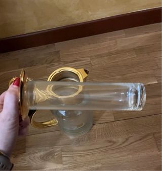 Caraffa con dettagli dorati