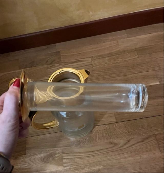 Caraffa con dettagli dorati