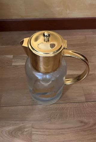 Caraffa con dettagli dorati