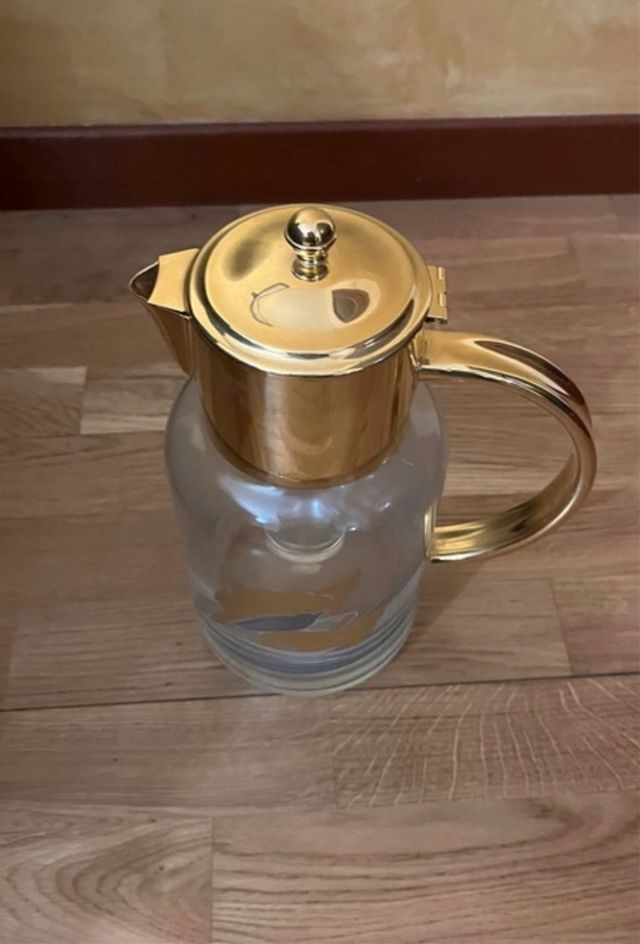 Caraffa con dettagli dorati