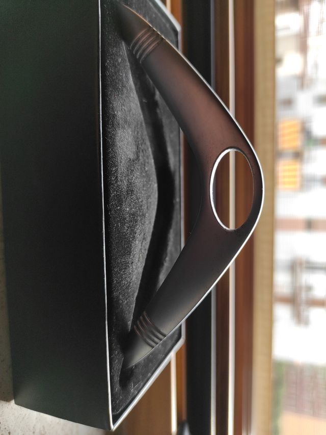 Fermacarte in acciaio boomerang