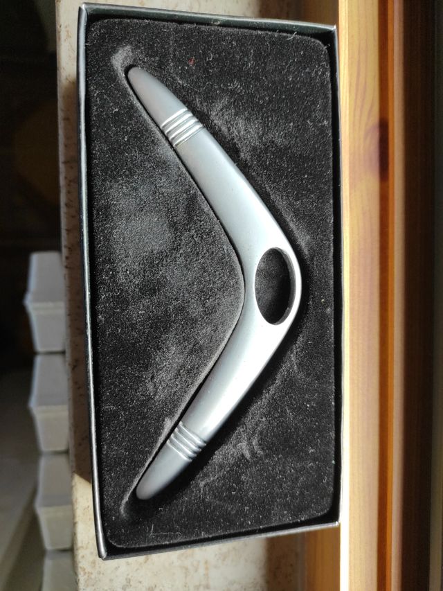 Fermacarte in acciaio boomerang