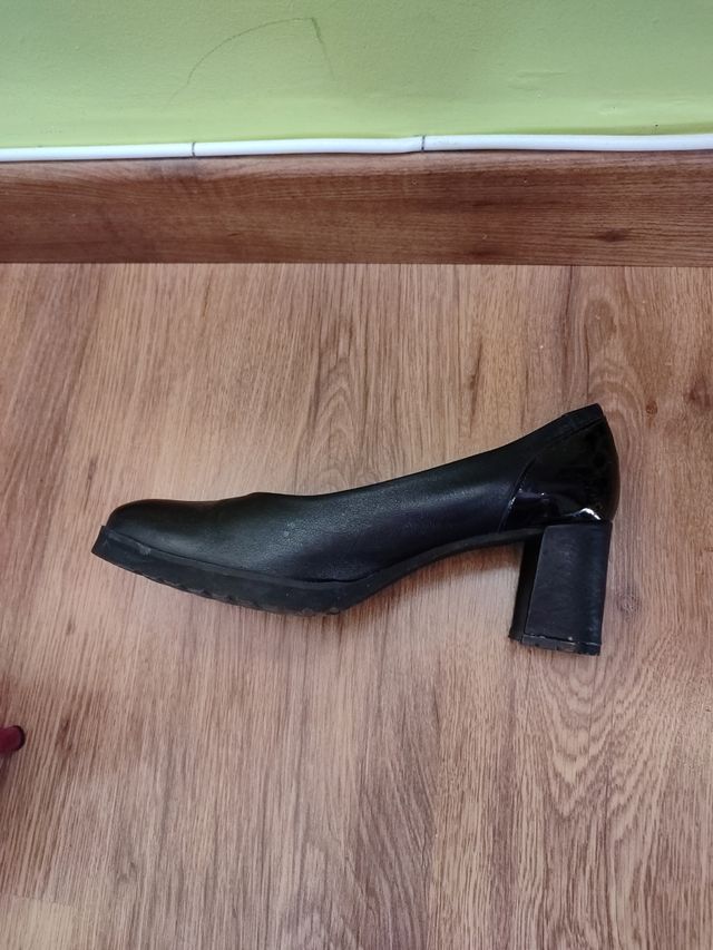 Zapatos piel y parte trasera charol