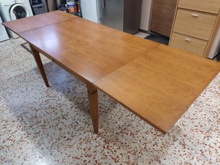 Mesa de salón de madera