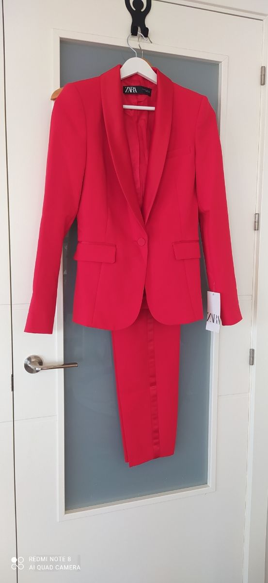 Traje rojo Zara