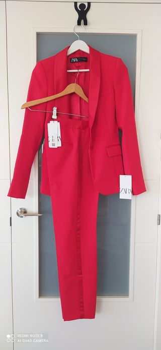 Traje rojo Zara