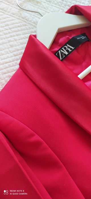 Traje rojo Zara